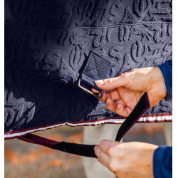 Manta polar Horseware en relieve Jersey Estampado HW azul marino Manta polar Horseware en relieve Jersey Estampado HW azul marino