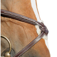 Brida cruzada con pespuntes...