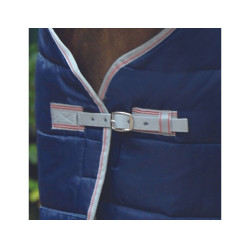 Manta de cuadra 110g Weatherbeeta ComFiTec 210D Channel Azul marino / plata / rojo Manta de cuadra 110g Weatherbeeta ComFiTec 210D Channel Azul marino / plata / rojo