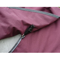 Cubrecuellos 220g Weatherbeeta ComFiTec Plus Dynamic II Burdeos / gris / blanco Cubrecuellos 220g Weatherbeeta ComFiTec Plus Dynamic II Burdeos / gris / blanco