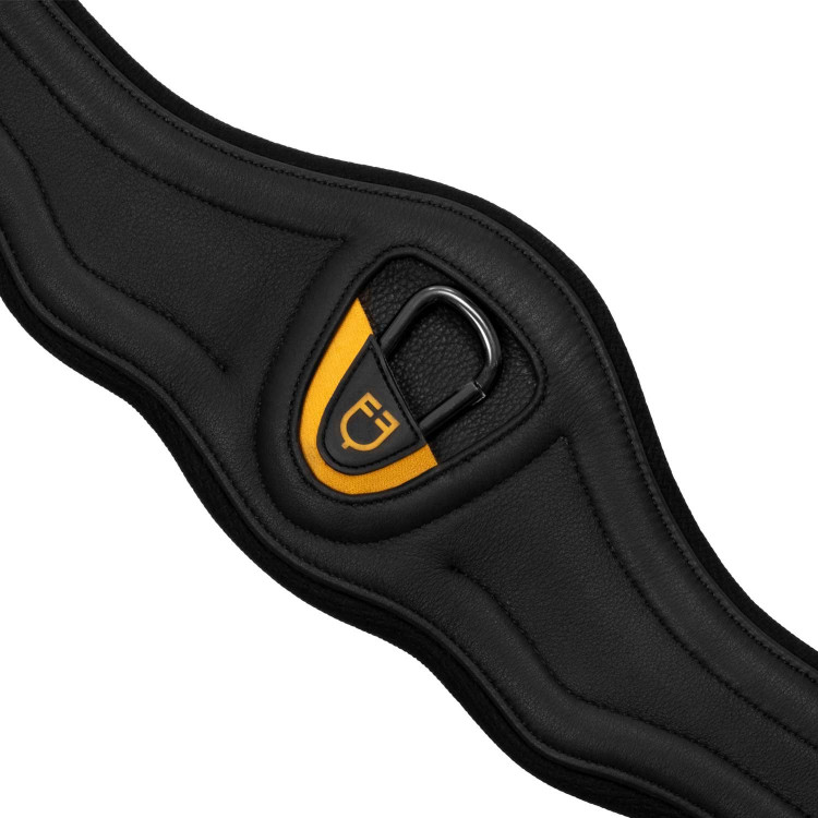 Cinch anatómico de cuero con neopreno grabado y acolchado Equestro Cinch anatómico de cuero con neopreno grabado y acolchado Equestro
