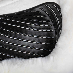 Alfombra de salto Numnah con agarre de gel en ambos lados y ribete completo de borreguillo Acavallo Blanco / negro