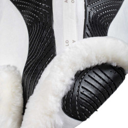 Alfombra de salto Numnah con agarre de gel en ambos lados y ribete completo de borreguillo Acavallo Blanco / negro