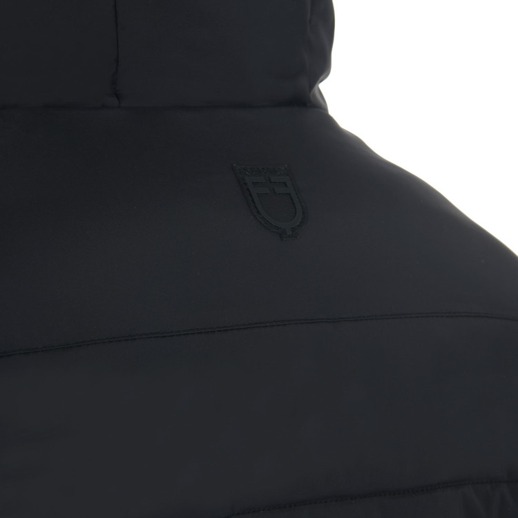 Plumífero de tejido elástico para hombre con parche de silicona Equestro Plumífero de tejido elástico para hombre con parche de silicona Equestro