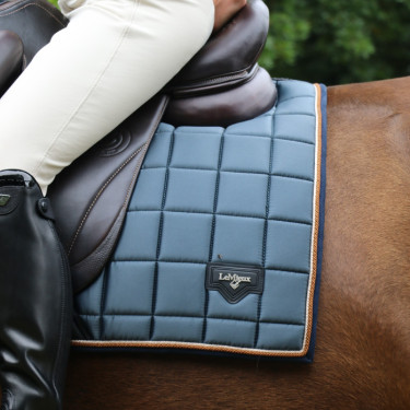 Mantilla LeMieux Loire Classic Dressage Square Petróleo Azul Mantilla LeMieux Loire Classic Dressage Square Petróleo Azul