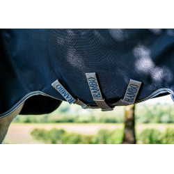 Manta Horseware Rambo 1680D Turnout 250g VL Marino / tormenta / gris plateado Azul marino Manta Horseware Rambo 1680D Turnout 250g VL Marino / tormenta / gris plateado Azul marino