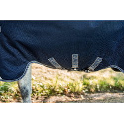Manta Horseware Rambo 1680D Turnout Plus 100g Marino / tormenta / gris plateado Azul marino Manta Horseware Rambo 1680D Turnout Plus 100g Marino / tormenta / gris plateado Azul marino