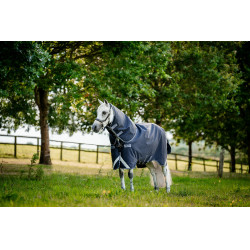 Manta Horseware Rambo 1680D Turnout Plus 100g Marino / tormenta / gris plateado Azul marino Manta Horseware Rambo 1680D Turnout Plus 100g Marino / tormenta / gris plateado Azul marino