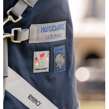 Manta Horseware Rhino Poney Turnout 250g VL Negro / gris titanio / azul clásico Manta Horseware Rhino Poney Turnout 250g VL Negro / gris titanio / azul clásico