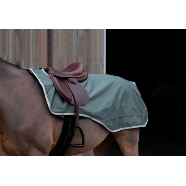 Manta riñonera EQUITHÈME TYREX 600D reciclada y forrada de polar Verde