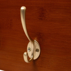 Percha para cinchas y chaquetas 10 ganchos Grooming Deluxe de Kentucky Madera Beige