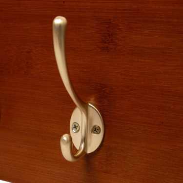 Percha para cinchas y chaquetas 10 ganchos Grooming Deluxe de Kentucky Madera Beige