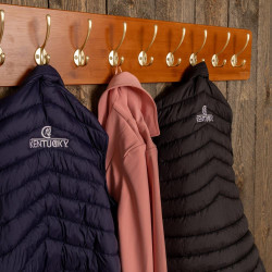 Percha para cinchas y chaquetas 10 ganchos Grooming Deluxe de Kentucky Madera Beige