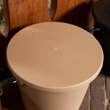 Cubo con tapa Grooming Deluxe de Kentucky Beige Cubo con tapa Grooming Deluxe de Kentucky Beige