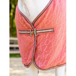 Manta Polar Monograma Arika LeMieux Arándano Rosa Manta Polar Monograma Arika LeMieux Arándano Rosa