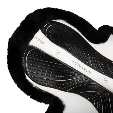 Alfombra de salto Numnah con agarre de gel en ambos lados y ribete completo de borreguillo Acavallo Blanco / negro