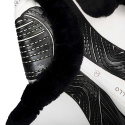 Alfombra de salto Numnah con agarre de gel en ambos lados y ribete completo de borreguillo Acavallo Blanco / negro