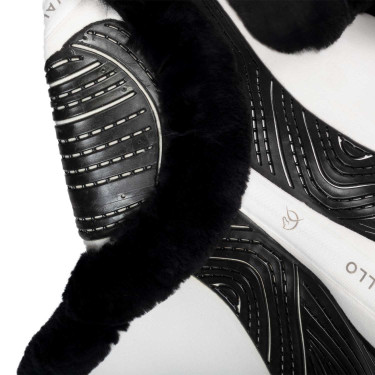 Alfombra de salto Numnah con agarre de gel en ambos lados y ribete completo de borreguillo Acavallo Blanco / negro