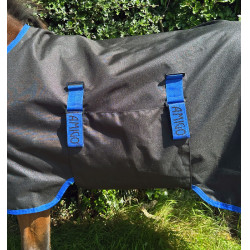 Manta Horseware Amigo Ripstop 900D Potro Turnout 200g Negro / azul clásico Manta Horseware Amigo Ripstop 900D Potro Turnout 200g Negro / azul clásico
