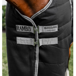 Manta de cuadra Horseware Rambo® 400g 1000D Negro / tormenta / gris plateado Manta de cuadra Horseware Rambo® 400g 1000D Negro / tormenta / gris plateado