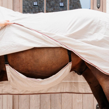 Manta antimoscas Comfort Classic con cubrecuellos y panza Kentucky Beige / burdeos Manta antimoscas Comfort Classic con cubrecuellos y panza Kentucky Beige / burdeos