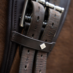 Cincha de doma Imperial Riding anatómica con hebillas de rodillo Marrón oscuro Marrón Cincha de doma Imperial Riding anatómica con hebillas de rodillo Marrón oscuro Marrón