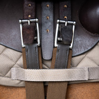 Cincha de salto Imperial Riding anatómica con hebillas de rodillo Marrón oscuro Marr&amp;amp;amp;oacute;n