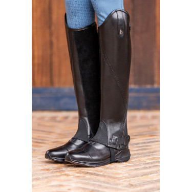 Mini-chaps Horze Wicklow con perforaciones florales Negro Mini-chaps Horze Wicklow con perforaciones florales Negro