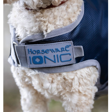Manta terapéutica para perro Horseware Ionic 50 g Azul imperial / plateado y marino Manta terapéutica para perro Horseware Ionic 50 g Azul imperial / plateado y marino
