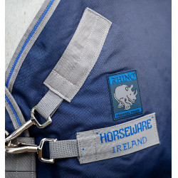 Manta de exterior Horseware Rhino® Plus Pony 250g Negro / gris titanio / azul clásico Manta de exterior Horseware Rhino® Plus Pony 250g Negro / gris titanio / azul clásico