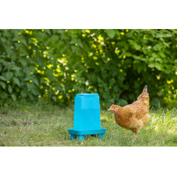 Bebedero de plástico con patas