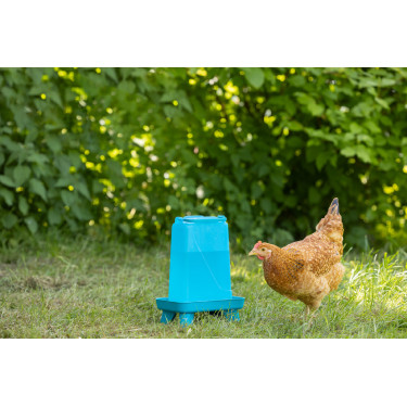 Bebedero de plástico con patas