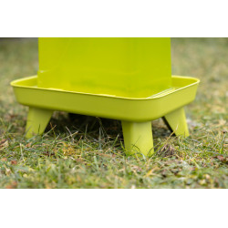 Bebedero de plástico con patas