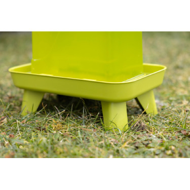 Bebedero de plástico con patas