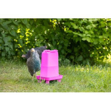 Bebedero de plástico con patas