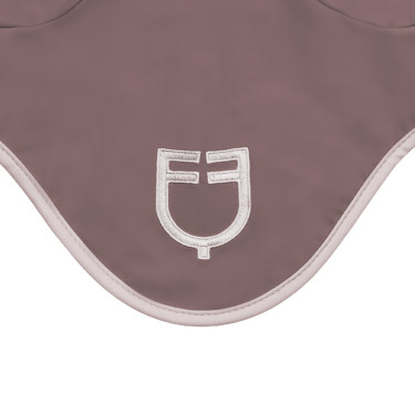 Capa para orejas en tejido técnico con acabados en contraste Equestro Capa para orejas en tejido técnico con acabados en contraste Equestro