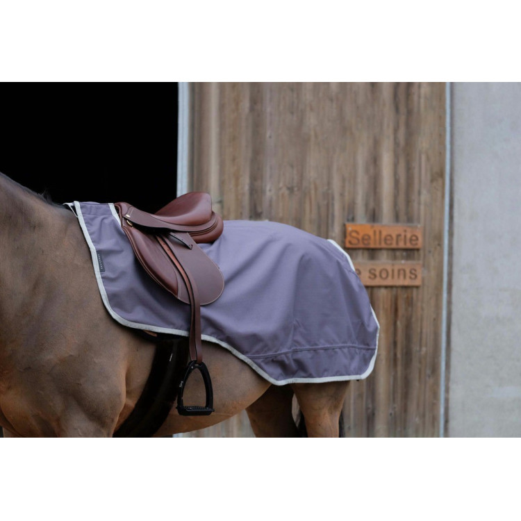 Manta riñonera EQUITHÈME TYREX 1200D reciclada y forrada de polar