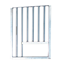 Ventana enrejada fija con paso de comida La Gée